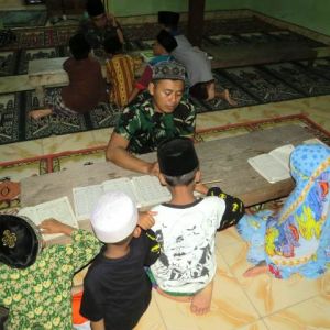 Ajari Anak Mengaji, Dua Satgas TMMD juga Ajak Anak Rajin Shalat di Mesjid