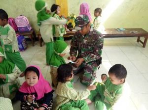 TNI Satgas TMMD Ajari Origami Kepada Anak-Anak