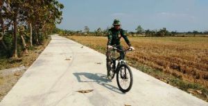 Nyamannya Jalan Yang Selesai Dibangun TNI