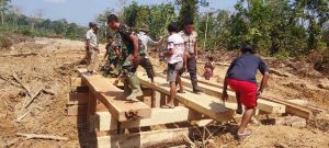Kegitaan fisik TMMD ke 105 Terus Berjalan, Satgas Bersama Warga Lanjut Pembuatan Jembatan