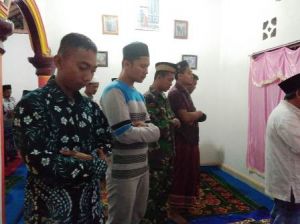 Anggota Satgas TMMD Berbaur dan Ikuti Salat Isya Berjamaan di Rumah Warga 