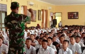 Kerja di Fisik TMMD Juga Suluh Wasbang ke Siswa SMA