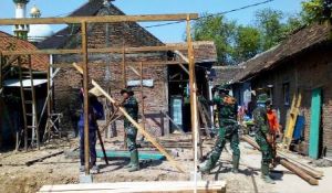 Agar Bisa Ditempati Kembali, TNI Kebut Rehab Rumah Mbah Sarni