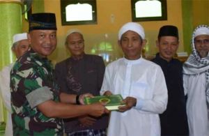Dansatgas TMMD Serahkan Bantuan Alquran