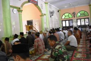 Satgas TMMD  Shalat Jumat di Mesjid Nurul Islamiyah Bersama Warga Desa Ladang Peris