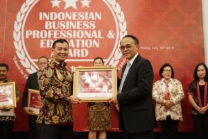 Charta Politika Raih Penghargaan Indonesian Business, Professional and Education Award 2019