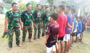 Ketika Anak-anak Tantang Main Bola Satgas TMMD