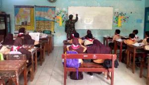 Satgas TMMD Yang Piawai Mengajar Anak-Anak SD