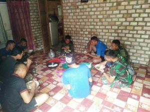 Satgas TMMD Tidur dan Makan Bersama Warga, Tak ada Jarak Antara TNI dan Rakyat