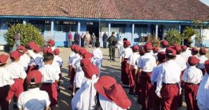 Sebarkan Virus Kedisiplinan, Satgas TMMD Jadi Inspektur Upacara
