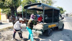 Antisipasi Keterlambatan, Mobil patroli Digunakan Untuk Melanagsir Material