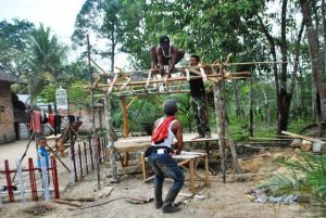 Satgas TMMD Bersama Warga Gotong Royong Bangun Siskamling