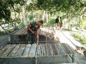 Keren... Kursi Santai yang Dibangun Satgas TMMD Kodim 0415/Bth di Pekarangan Rumah Orang Tua Asuh