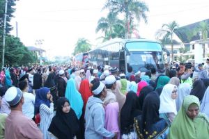 Ribuan Sanak Keluarga Padati Alun-alun Kota Kualatungkal, Menangis Terharu Antar CJH