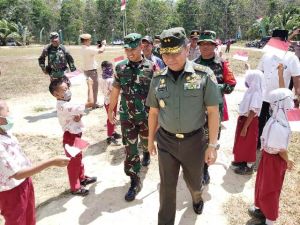 Sambil Bernyanyi dan Kibarkan Bendera, Siswa SD Di Desa Ladang Peris Sambut Kedatangan Wasef