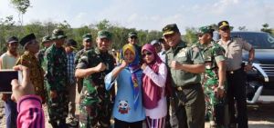 Ibu-Ibu Desa ladang Peris Berebut Swafoto, Tim Wasev Sambut Ramah Permintaan Warga