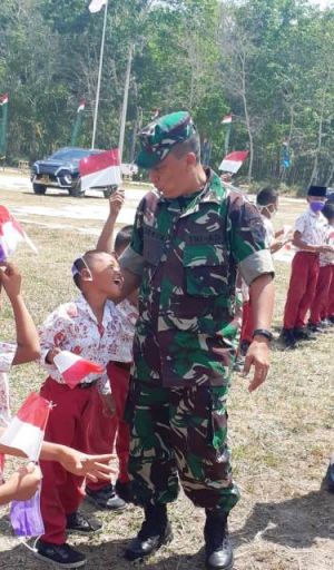 Begini Keakraban Waaster Kodam II/Swj Bersama Anak-anak Desa Ladang Peris.