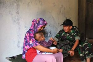Tim Kesehatan dari Kodim 0415/Batanghari Layani Warga Desa Ladang Peris   