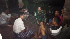 Agar Lebih Dekat Dengan Warga, Satgas TMMD Juga Ikut Ronda Malam