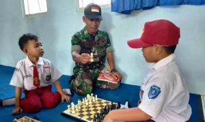 Ajak Main Catur, Jalin Keakraban dengan Pelajar