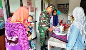 Bantu Posyandu, TNI Satgas Semangati Ibu-Ibu Balita