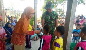 Pantau Material, TNI Ini Sempatkan Ngajar Anak-Anak TK