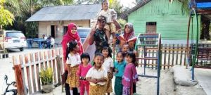 Luangkan Waktu, Anggota Satgas TMMD Batanghari Bermain Bersama Anak Usia Dini