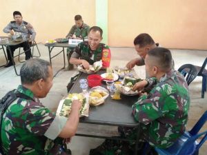 Dansatgas Widi Rahman Makan Bersama dengn Satgas Usai Evaluasi TMMD