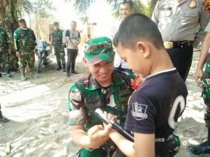 Anak Ini Beruntung Bisa Pegang Tongkat Komando Dandim 0416/Bth, Letkol Widi: Saya Teringat Masa Keci