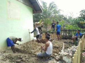 Kebersamaan Satgas TMMD dan Warga Saat Membangun WC PAUD Karya Mandiri