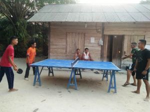 Kecerian di Desa Ladang Peris, Kopda Epi Bermain Tenis Meja Bersama Warga
