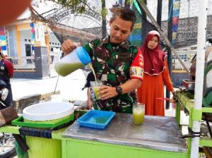 Dansatgas TMMD Kodim Demak Bikin Ramuan Es Tebu Tarik