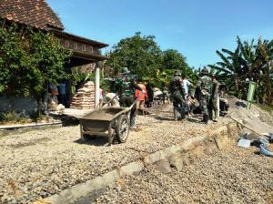 Wujud Kebersamaan Satgas TMMD Reg 105 Kodim Demak Dengan Masyarakat melalui pengecoran jalan