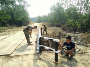 Kloeng Jembatan TMMD di Desa LadangPeris Makin Elegan dengan Kombinasi Warna Hitam dan Putih