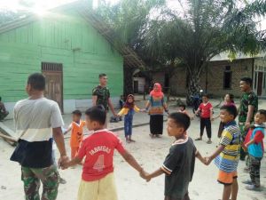 Begini Keceriaan Anak-Anak Desa Ladang Peris saat Bermain Bersama dengan Satgas TMMD
