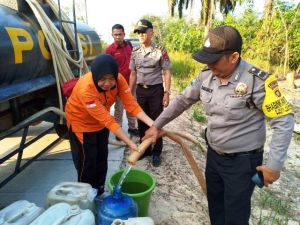 Kemarau, Polda Distribusi 5 Ribu Liter Air Bersih ke Warga Nyogan Muaro Jambi