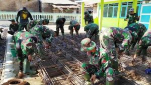 Belajar Ilmu Merakit Besi di Lokasi TMMD