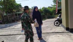 Banyak Warga Sediakan Jajanan dan Minuman