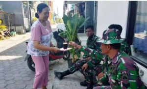 Senang Bisa Menyediakan Kopi Panas Untuk Pak Tentara