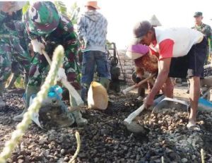 Tinggalkan Pekerjaan Sawah,Rela Kerja Bhakti di Lokasi TMMD