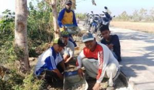 Para Tentara Yang Berbagi Dengan Warga