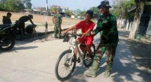 Keakraban Bocah Dengan TNI Yang Bakal Menjadi Kenangan