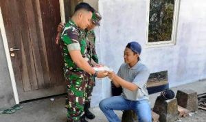 Diujung TMMD, Satgas Ini Bagikan Beras Kepada Warga