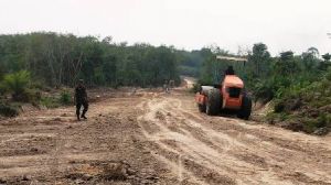 Tahap Finishing, Alat berat ini Diturunkan untuk Rapikan Jalan TMMD di Desa Ladang Peris