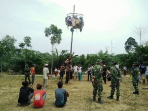 Panjat Pinang Meriahkan Penutupan TMMD