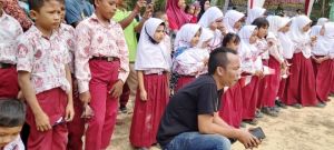 Warga Ladang Peris Antusias Saksikan Pertunjukan Penutupan TMMD