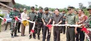 Didampingi Bupati dan Dansatgas, Danrem 042 Gapu juga Resmikan Jalan TMMD