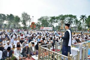 Ribuan Warga Shalat Ied di Lapangan Kantor Wali Kota
