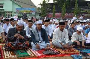 Ratusan Anggota TNI dan Masyarakat Shalat Idul Adha di Lapangan Makorem