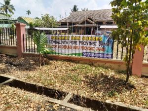 Spanduk Selamat Atas Kembalinya Gedung ke PGRI Dipasang di Depan Kantor KPU Kota Jambi